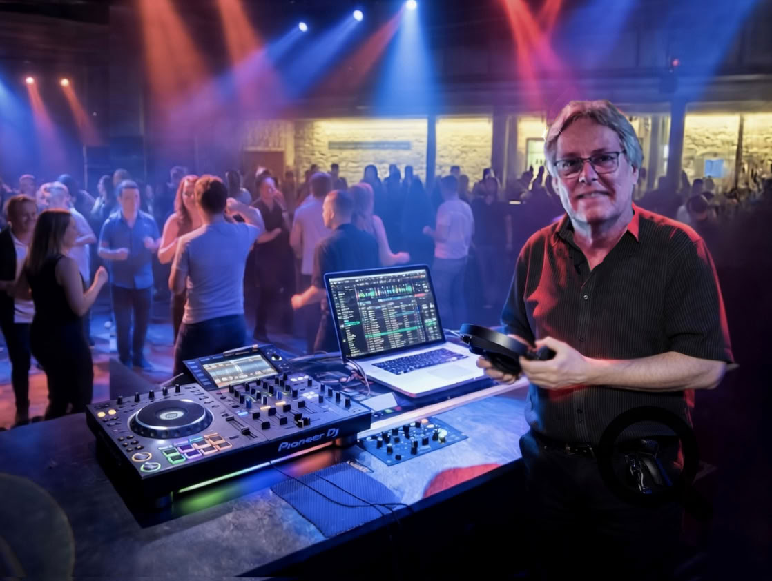Professioneller DJ f&uuml;r Hochzeiten, Firmenfeiern, Geburtstage und Events. Mit einem vielseitigen Musikrepertoire, moderner Technik und langj&auml;hriger Erfahrung sorge ich f&uuml;r die passende Stimmung und unvergessliche Momente auf jeder Veranstaltung.
